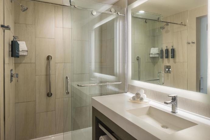 Hilton Garden Inn Cleveland Downtown — Bathroom