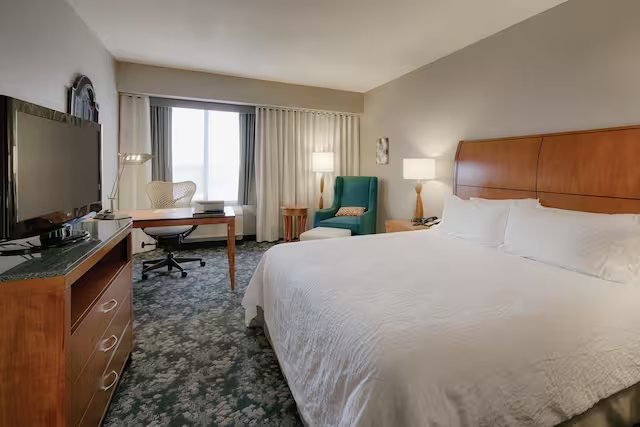 Hilton Garden Inn Cleveland Downtown — Guest room
