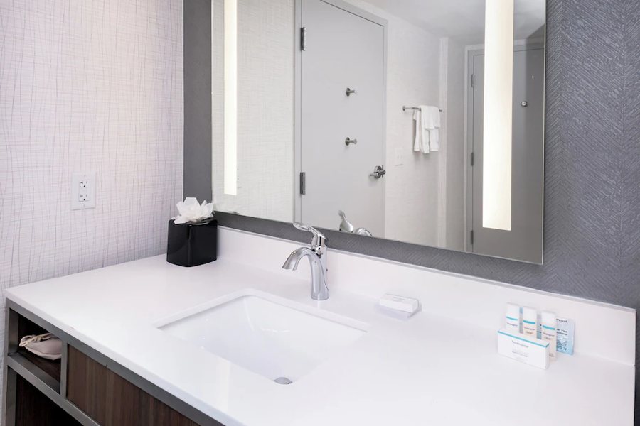 Hilton Garden Inn Columbia Downtown — Bathroom