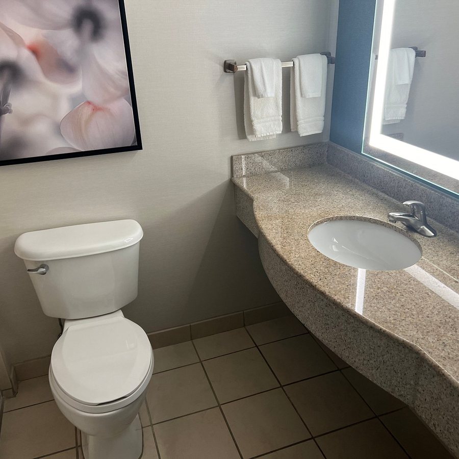 Hilton Garden Inn Columbia Northeast — Bathroom