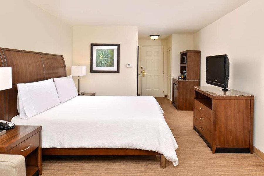 Hilton Garden Inn Dallas Addison — Guest room