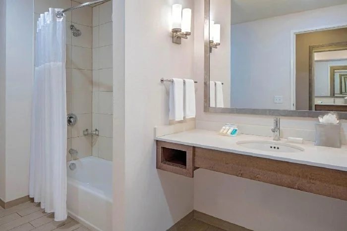 Hilton Garden Inn Dallas market Center — Bathroom