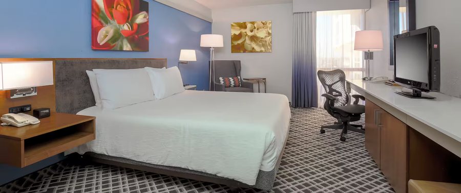 Hilton Garden Inn Dallas market Center — Guest room
