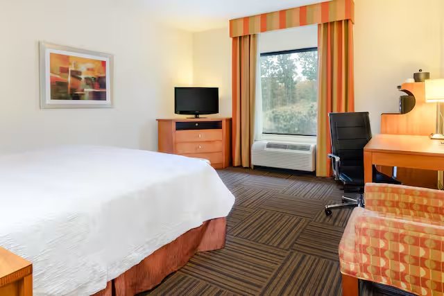 Hilton Garden Inn Dalton — Guest room