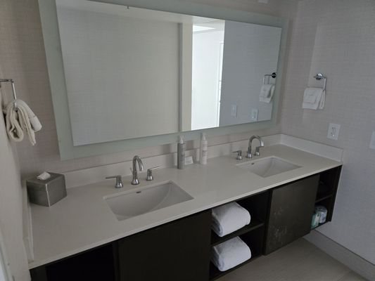 Hilton Garden Inn Dana Point Doheny Beach — Bathroom