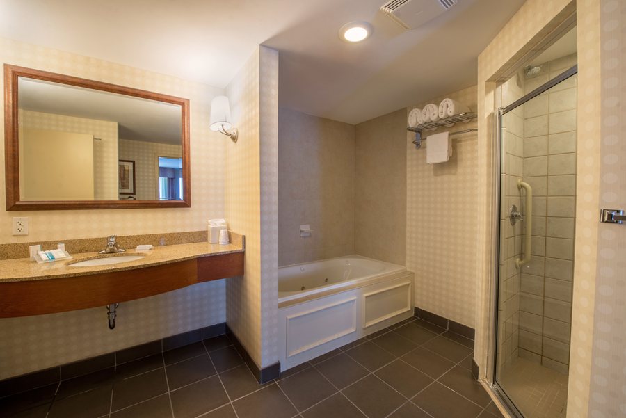 Hilton Garden Inn Danbury — Bathroom