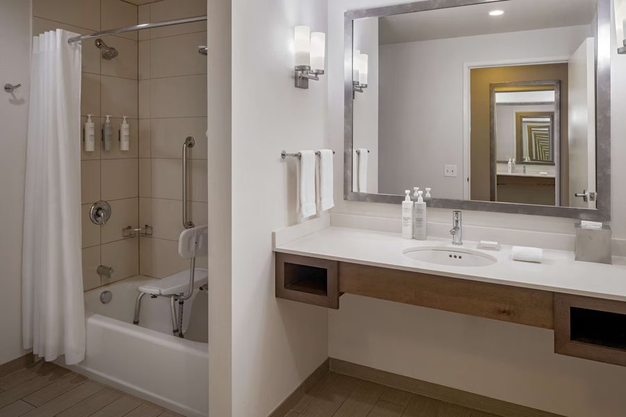 Hilton Garden Inn Davis Downtown — Bathroom