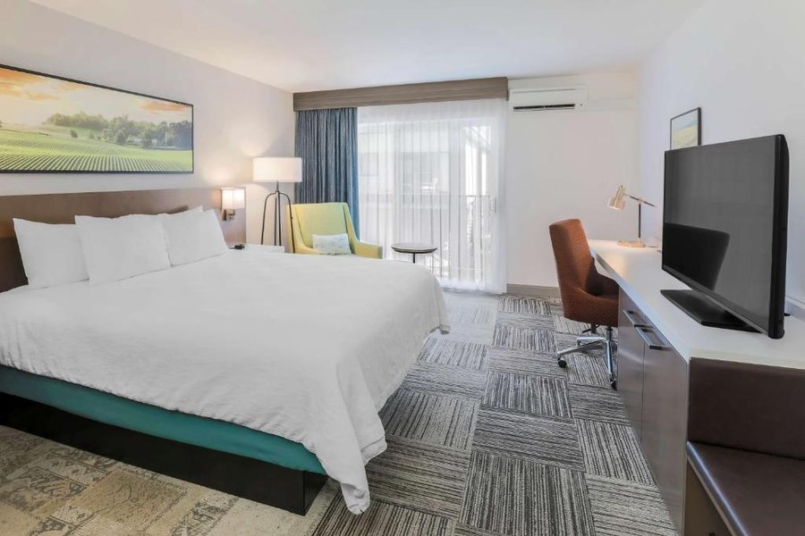 Hilton Garden Inn Davis Downtown — Guest room