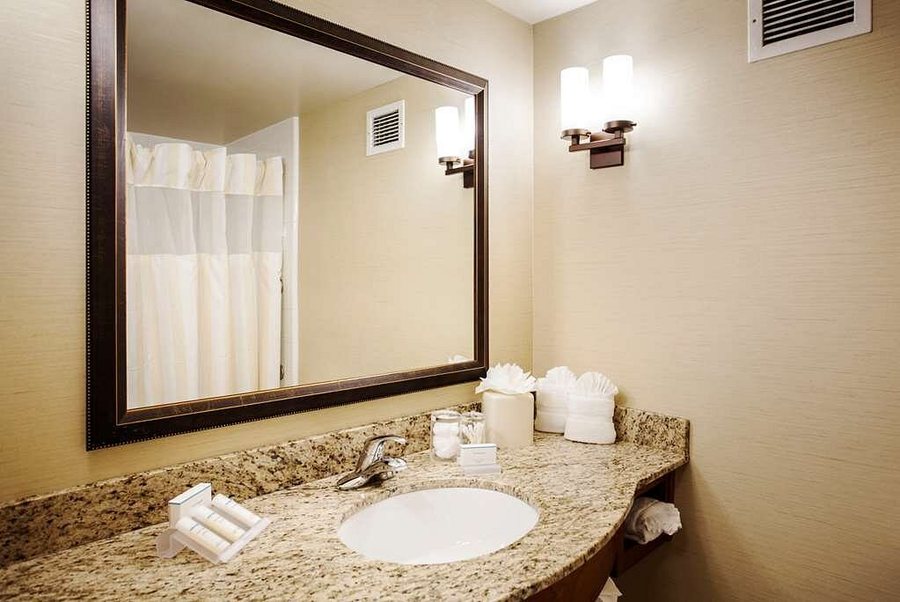 Hilton Garden Inn Denver Airport — Bathroom