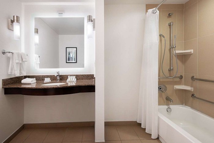 Hilton Garden Inn Denver Cherry Creek — Bathroom