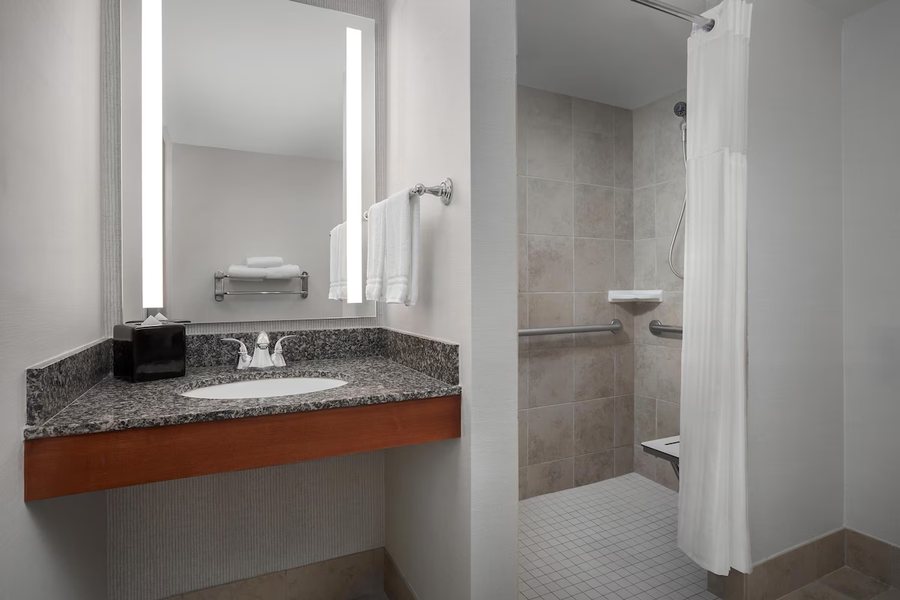 Hilton Garden Inn Denver Thornton — Bathroom