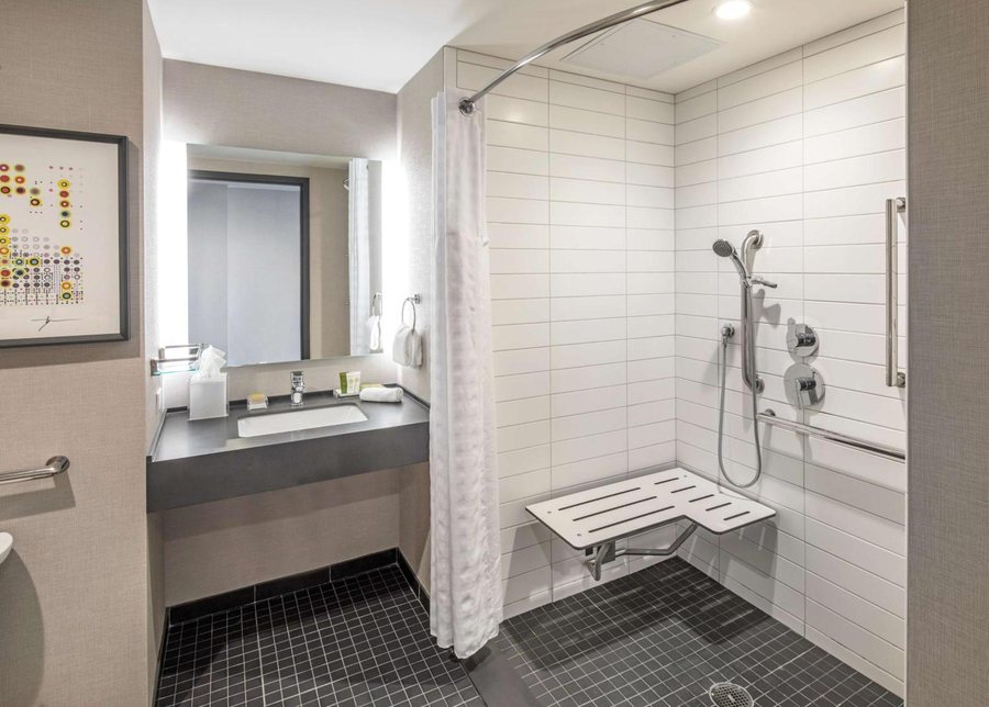 Hilton Garden Inn Des Moines Airport — Bathroom