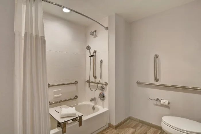 Hilton Garden Inn Destin Miramar Beach — Bathroom