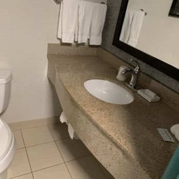 Hilton Garden Inn Detroit Troy — Bathroom