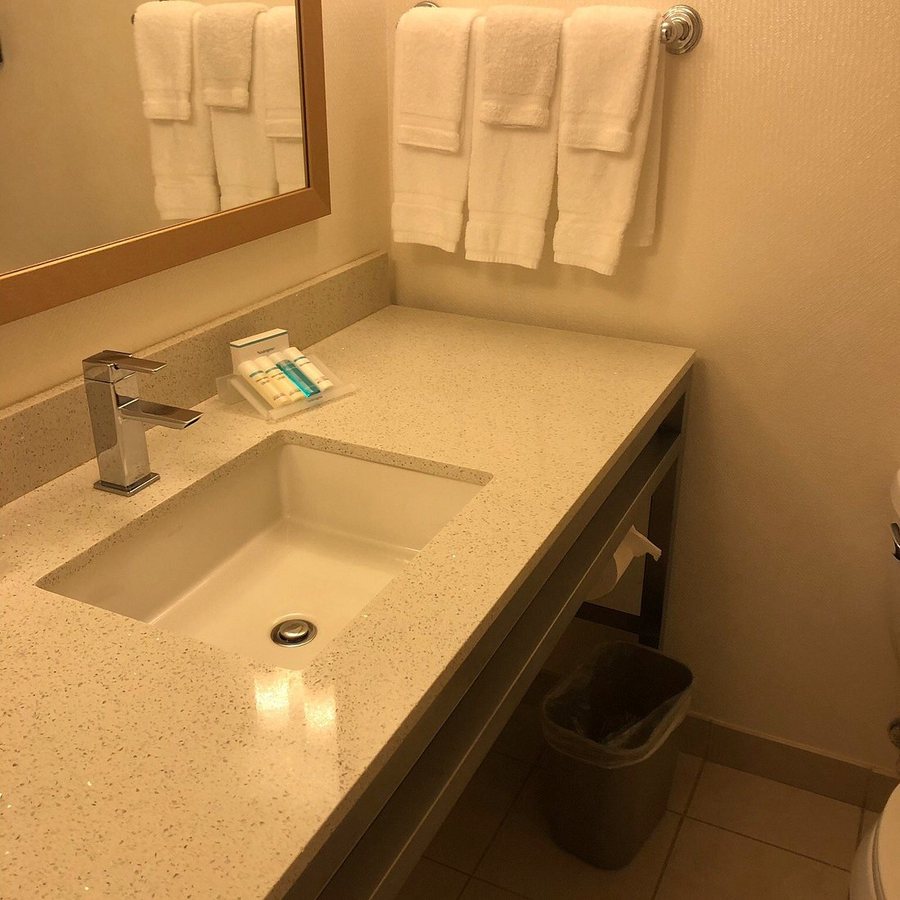 Hilton Garden Inn Dover — Bathroom