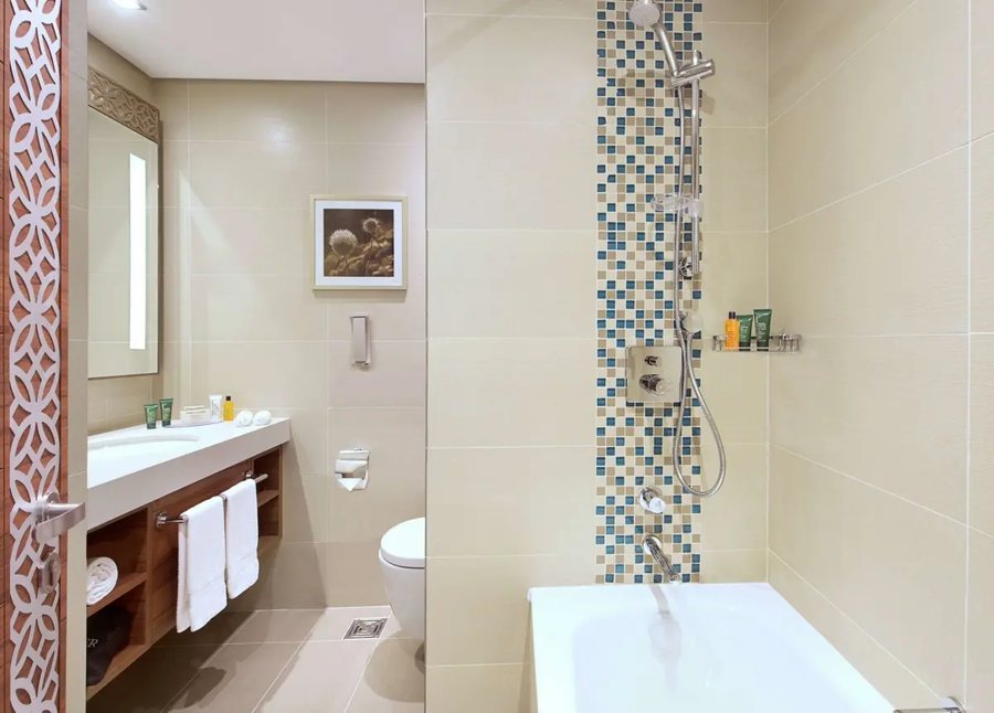 Hilton Garden Inn Dubai Jumeirah — Bathroom
