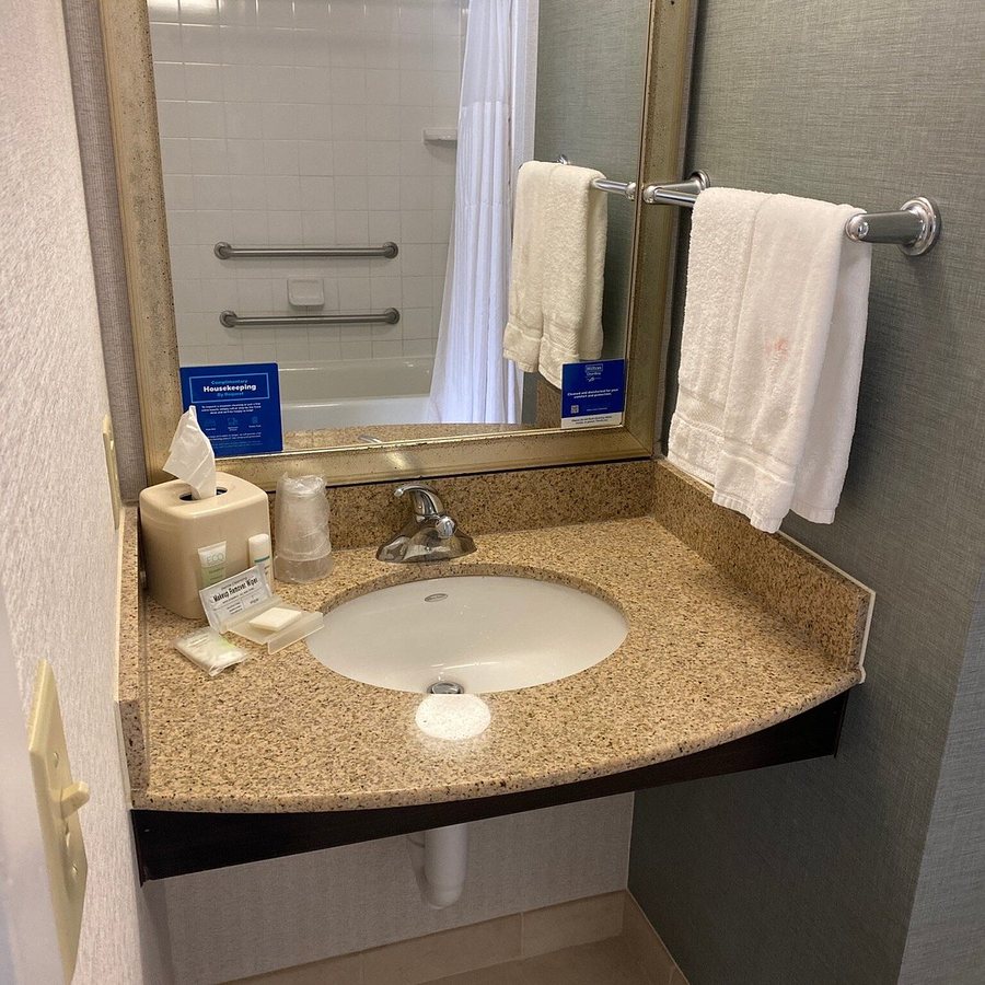 Hilton Garden Inn Durham Southpoint — Bathroom