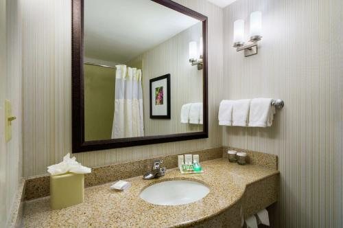 Hilton Garden Inn Edison Raritan Center — Bathroom