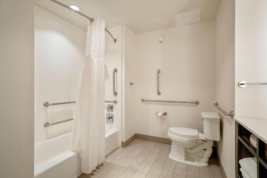 Hilton Garden Inn Edmond Oklahoma City North — Bathroom