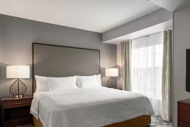 Hilton Garden Inn Erie — Guest room