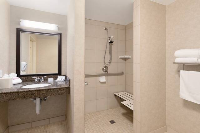 Hilton Garden Inn Fargo — Bathroom