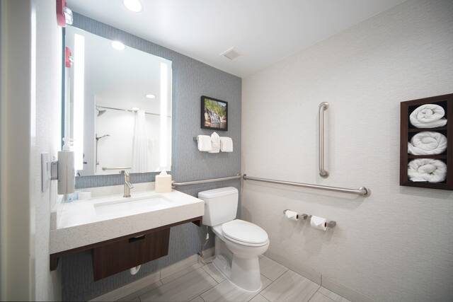 Hilton Garden Inn Fayetteville Fort Bragg — Bathroom
