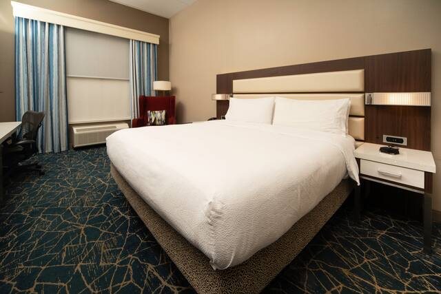 Hilton Garden Inn Fayetteville Fort Bragg — Guest room