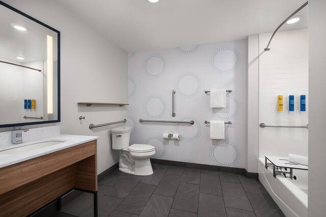 Hilton Garden Inn Flagstaff — Bathroom