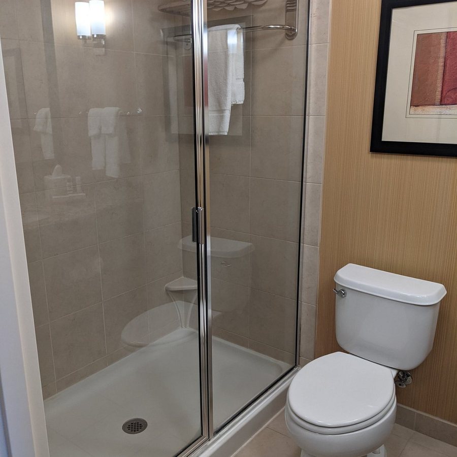 Hilton Garden Inn Fontana — Bathroom