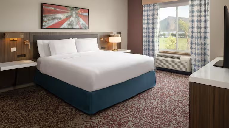 Hilton Garden Inn Fontana — Guest room