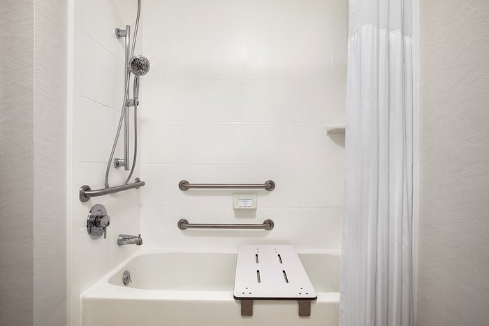 Hilton Garden Inn Fort Wayne — Bathroom