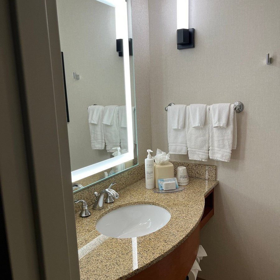 Hilton Garden Inn Fort Worth Alliance Airport — Bathroom