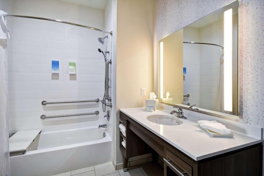Hilton Garden Inn Fort Worth Fossil Creek — Bathroom