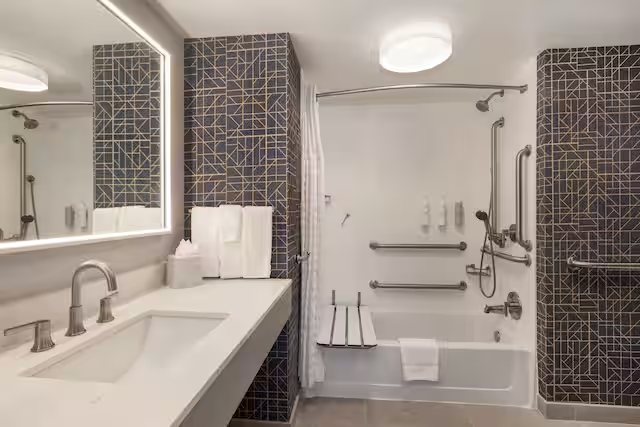 Hilton Garden Inn Fredericksburg — Bathroom