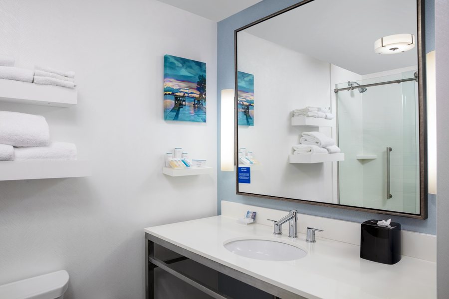 Hilton Garden Inn Freeport Downtown — Bathroom