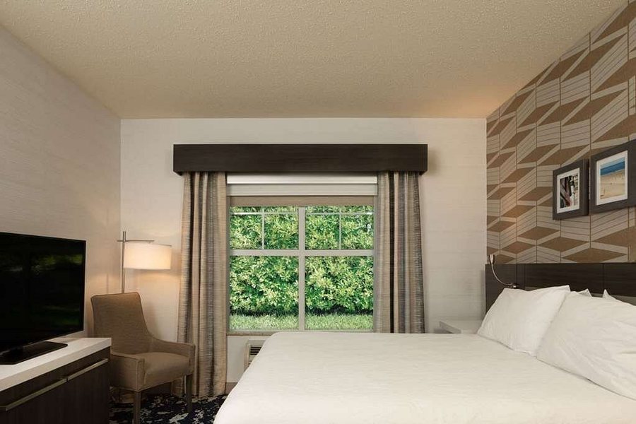 Hilton Garden Inn Freeport Downtown — Guest room
