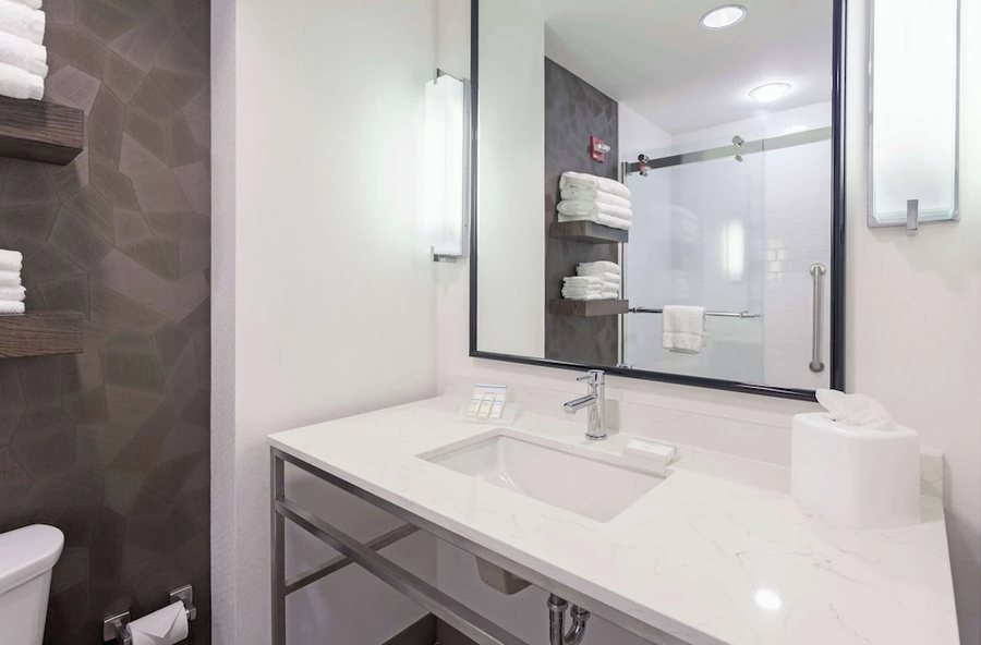 Hilton Garden Inn Ft Walton Beach — Bathroom