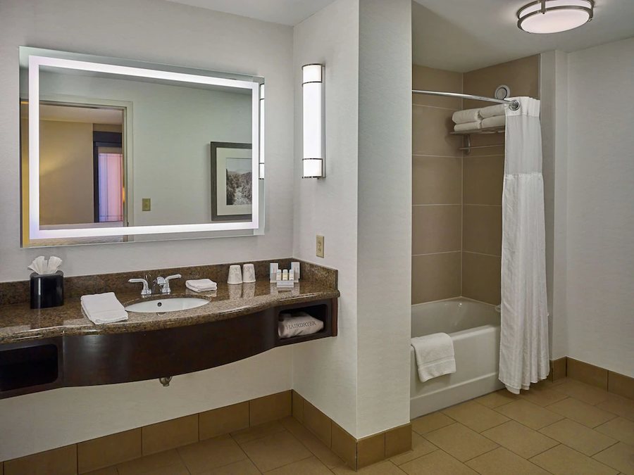 Hilton Garden Inn Gallatin — Bathroom