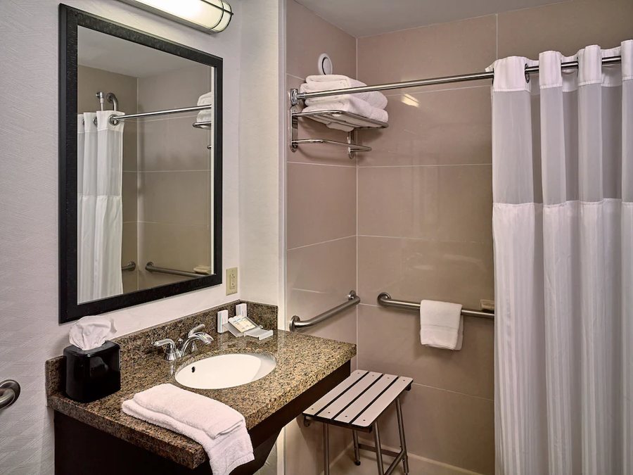 Hilton Garden Inn Gatlinburg — Bathroom
