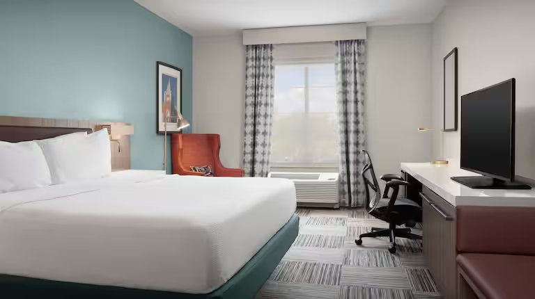 Hilton Garden Inn Granbury — Guest room