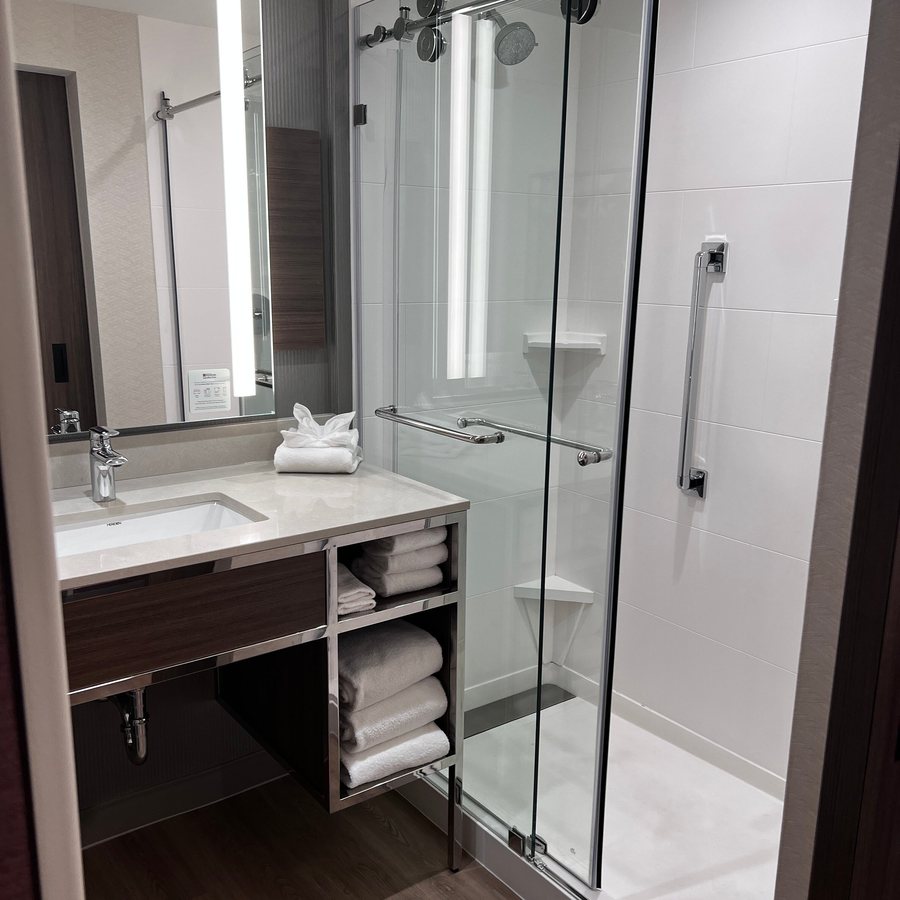 Hilton Garden Inn Grand Forks UND — Bathroom