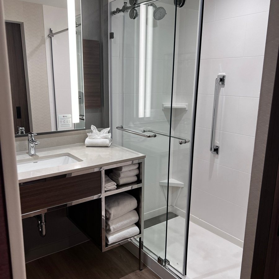 Hilton Garden Inn Grand Prairie at EpicCentral — Bathroom