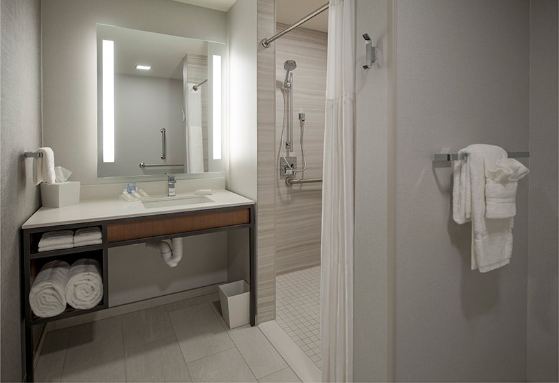 Hilton Garden Inn Green Bay — Bathroom
