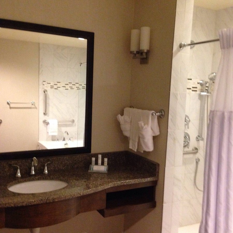 Hilton Garden Inn Greensboro Airport — Bathroom