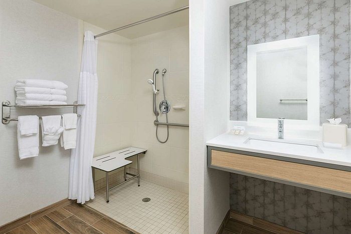 Hilton Garden Inn Greenville — Bathroom