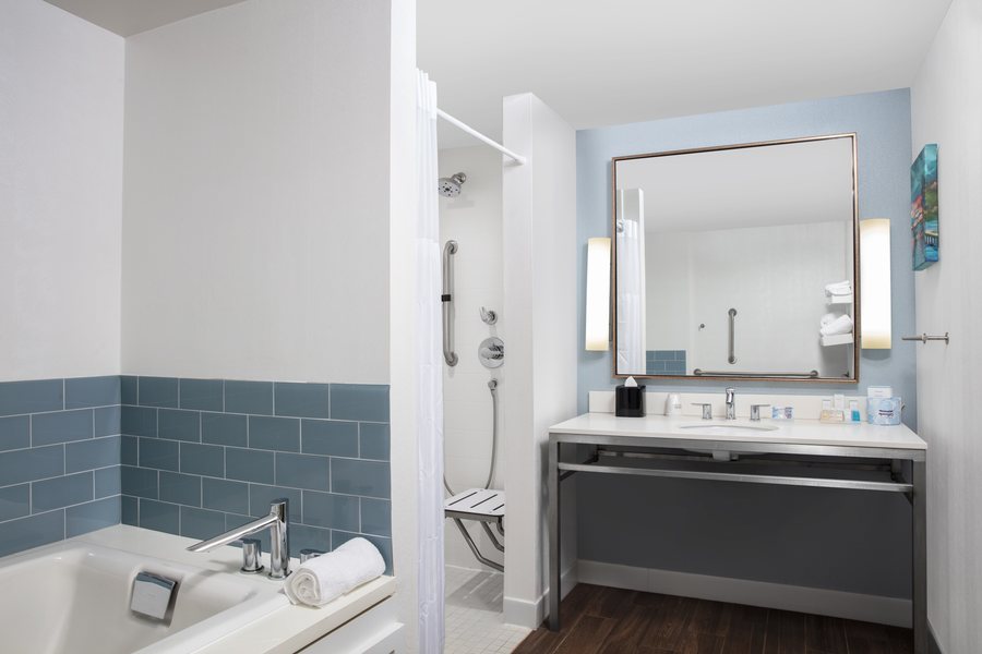 Hilton Garden Inn Hattiesburg — Bathroom