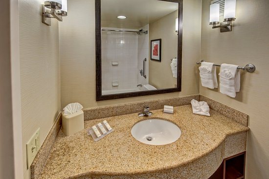 Hilton Garden Inn Houston bush Intercontinental Airport — Bathroom