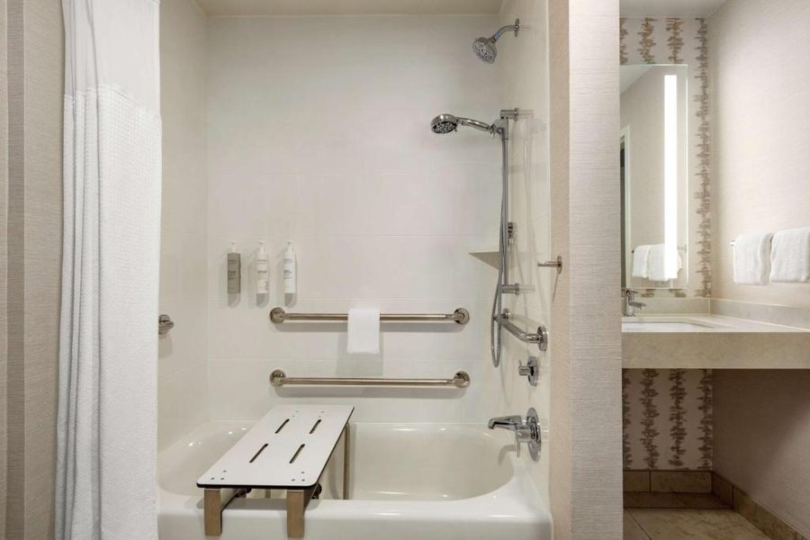 Hilton Garden Inn Houston Energy Corridor — Bathroom