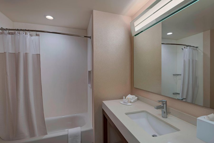 Hilton Garden Inn Houston Sugar Land — Bathroom