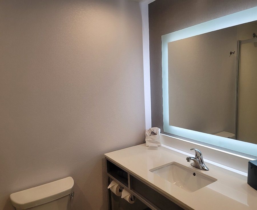 Hilton Garden Inn Iowa City Downtown University — Bathroom